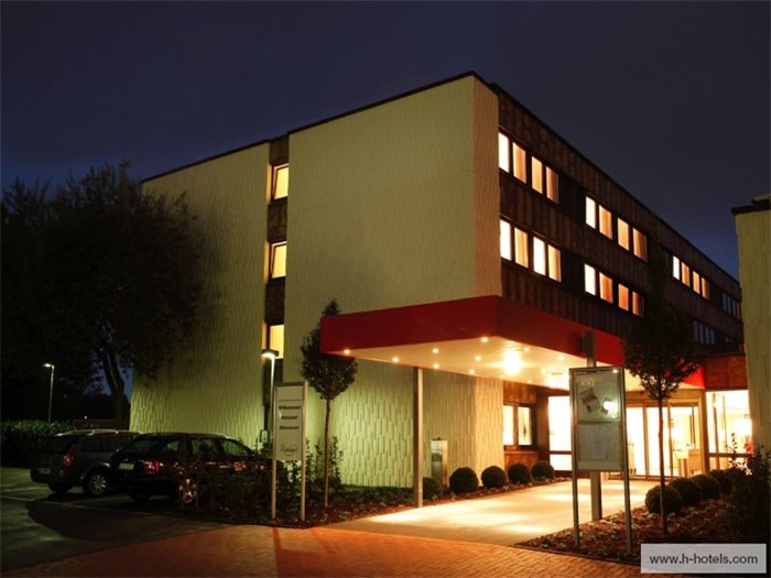 Hotelansicht bei Nacht